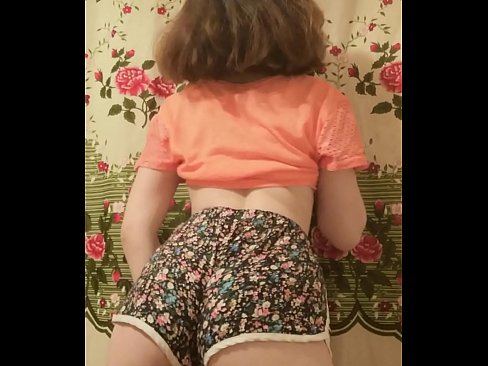 ❤️ סעקסי יונג באַבע סטריפּינג אַוועק איר קורצע הייזלעך אויף אַפּאַראַט ❤️ סלוץ ביי אונדז ❌️